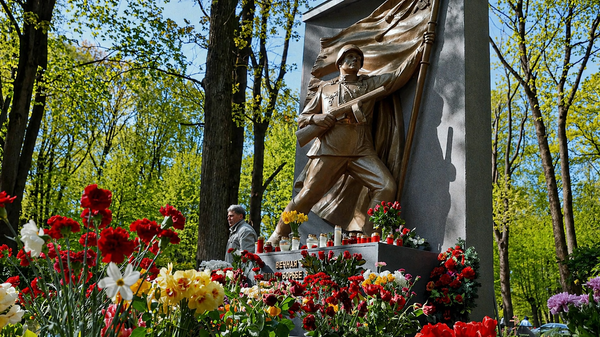 День Победы в Прибалтике: как уничтожали праздник - Sputnik Узбекистан