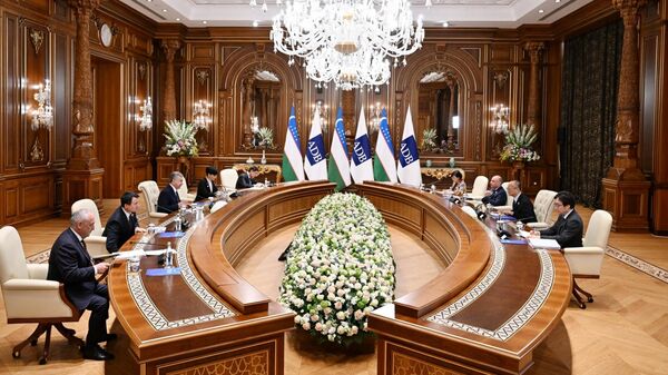 Шавкат Мизиёев принял делегацию Азиатского банка развития во главе с президентом Масато Кандой - Sputnik Ўзбекистон