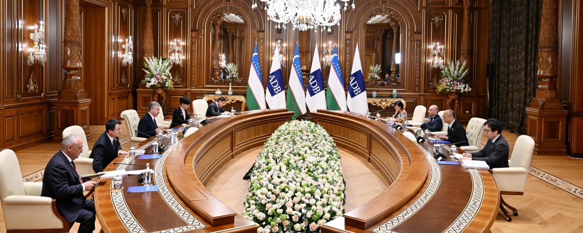 Shavkat Miziyoyev prinyal delegatsiyu Aziatskogo banka razvitiya vo glave s prezidentom Masato Kandoy - Sputnik O‘zbekiston, 1920, 03.05.2026