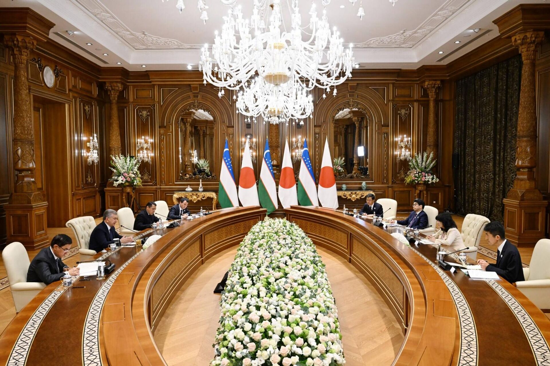 Mirziyoyev obsudil novie proyekti s Koreyey, Yaponiyey i ACWA Power - Sputnik O‘zbekiston, 1920, 04.05.2026