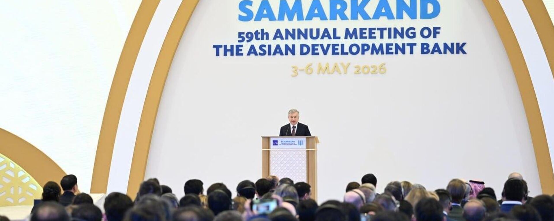 Shavkat Mirziyoyev vistupayet na zasedanii Soveta upravlyayushix ABR, proxodashem v Samarkande - Sputnik O‘zbekiston, 1920, 04.05.2026