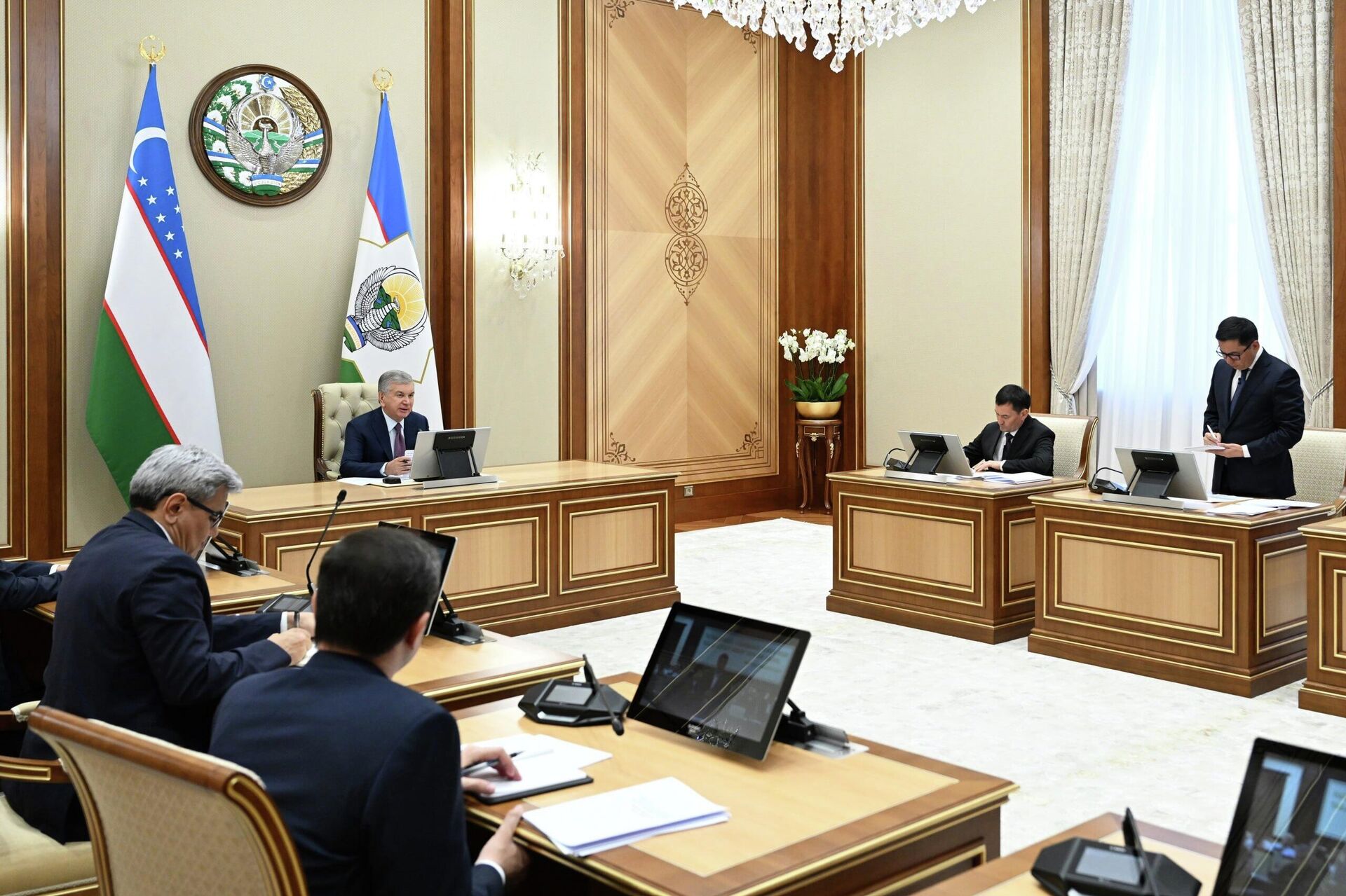 Президент ознакомился с презентацией по улучшению системы общественного транспорта в регионах. - Sputnik Узбекистан, 1920, 08.05.2026