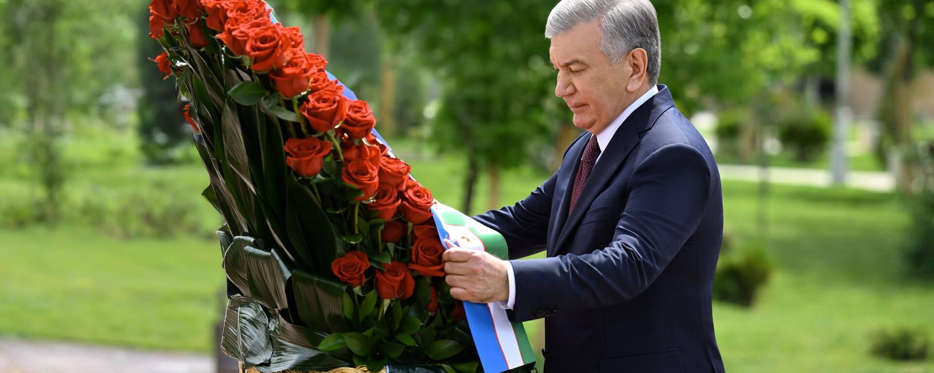 Президент Шавкат Мирзиёев в связи с Днем памяти и почестей посетил Парк Победы и возложил цветы к подножию монументов Ода стойкости и Беззаветно преданные народу - Sputnik Узбекистан, 1920, 08.05.2026
