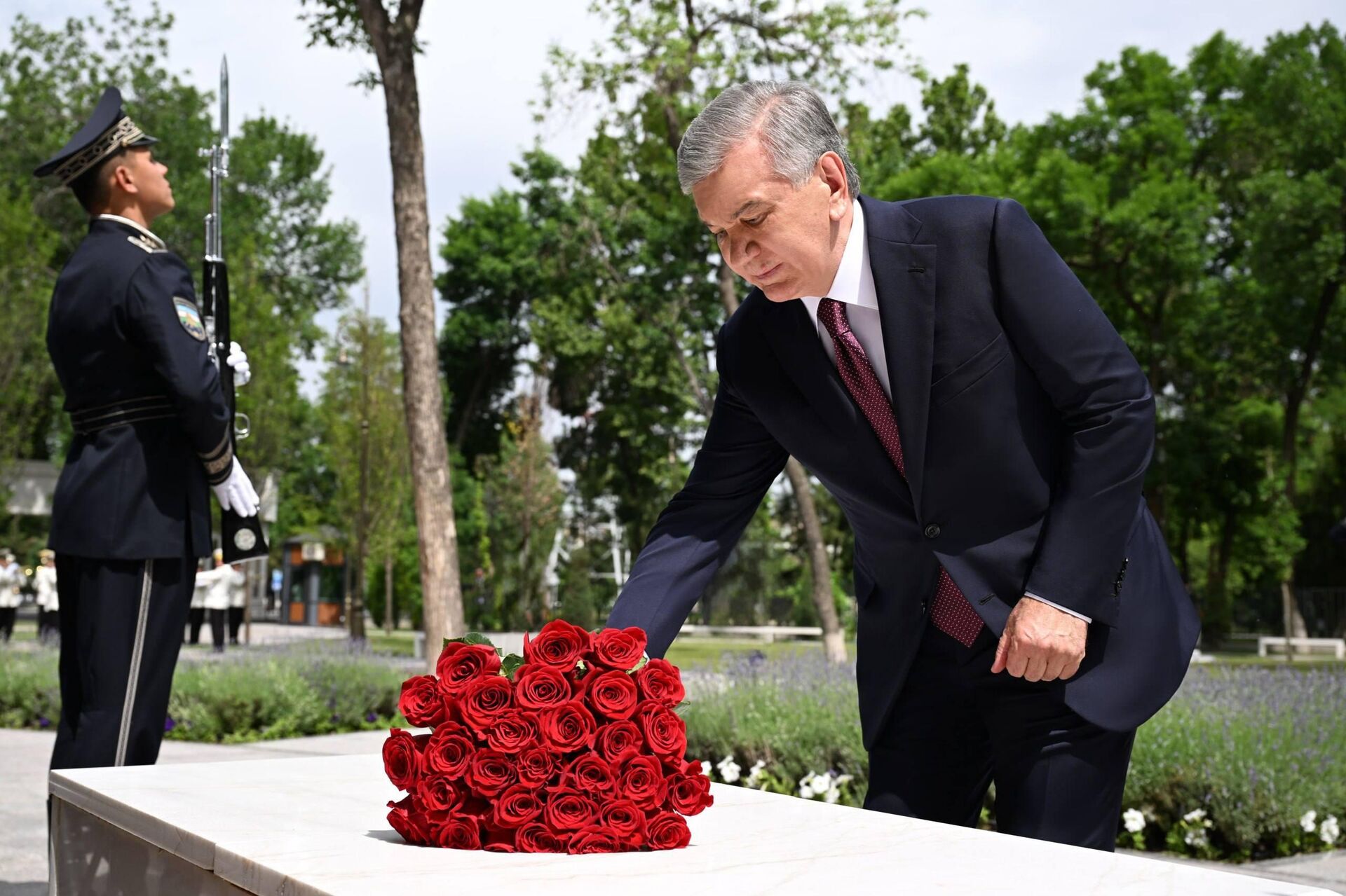Президент Шавкат Мирзиёев в связи с Днем памяти и почестей посетил Парк Победы и возложил цветы к подножию монументов Ода стойкости и Беззаветно преданные народу - Sputnik Узбекистан, 1920, 08.05.2026