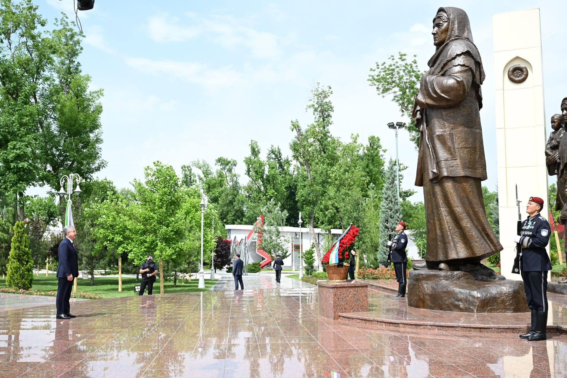 Шавкат Мирзиёев в связи с Днем памяти и почестей посетил Парк Победы и возложил цветы к подножию монументов Ода стойкости и Беззаветно преданные народу - Sputnik Узбекистан, 1920, 08.05.2026