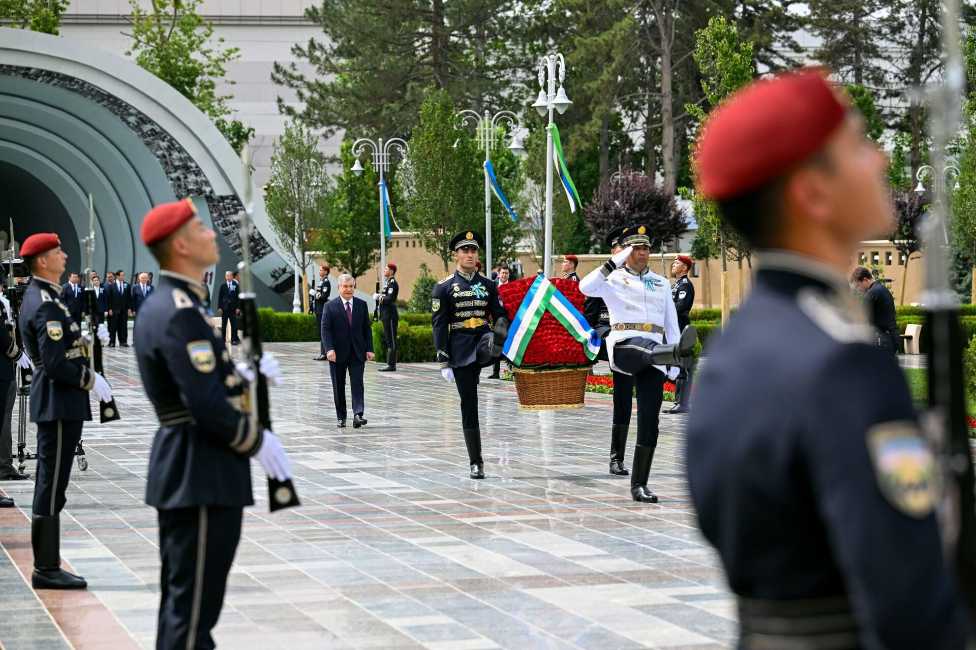 Shavkat Mirziyoyev G‘alaba bog‘iga tashrif buyurdi - Sputnik O‘zbekiston, 1920, 08.05.2026