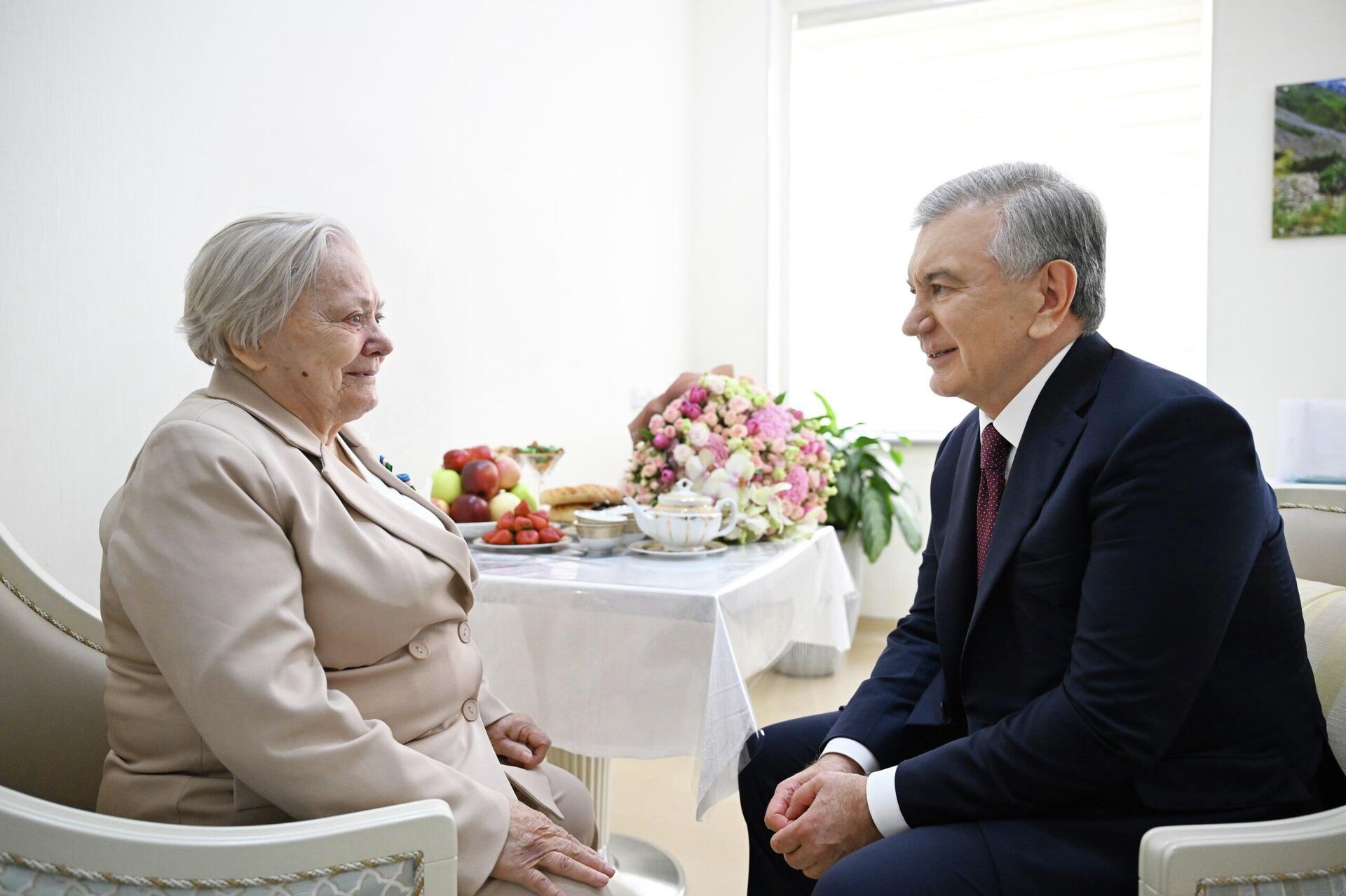 Prezident posetil Glavniy voyenniy klinicheskiy gospital Voorujennix Sil, gde navestil uchastnikov Vtoroy mirovoy voyni. - Sputnik O‘zbekiston, 1920, 08.05.2026