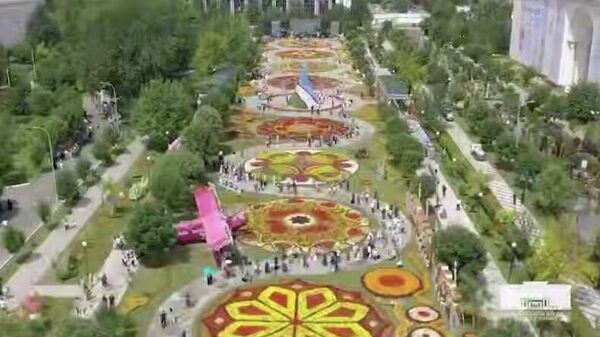 На фестивале Tashkent Flowers представлены композиции из 2 млн цветов, сообщили в хокимияте Ташкента - Sputnik Узбекистан
