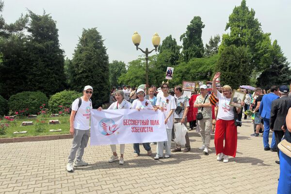 В Ташкенте прошла акция Бессмертный полк - Sputnik Узбекистан