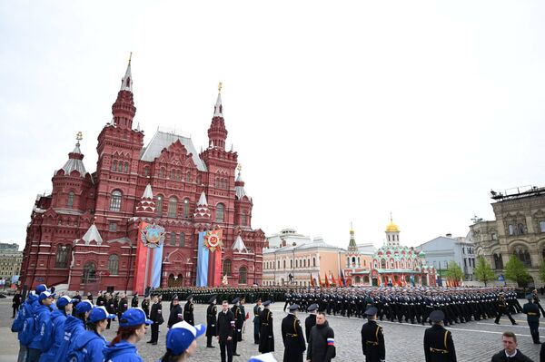 Шавкат Мирзиёев принял участие в торжественных мероприятиях по случаю 81-й годовщины Победы во Второй мировой войне. - Sputnik Узбекистан