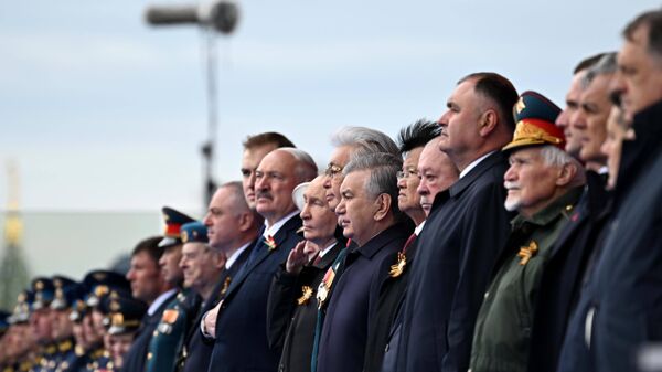Шавкат Мирзиёев принял участие в торжественных мероприятиях по случаю 81-й годовщины Победы во Второй мировой войне. - Sputnik Узбекистан