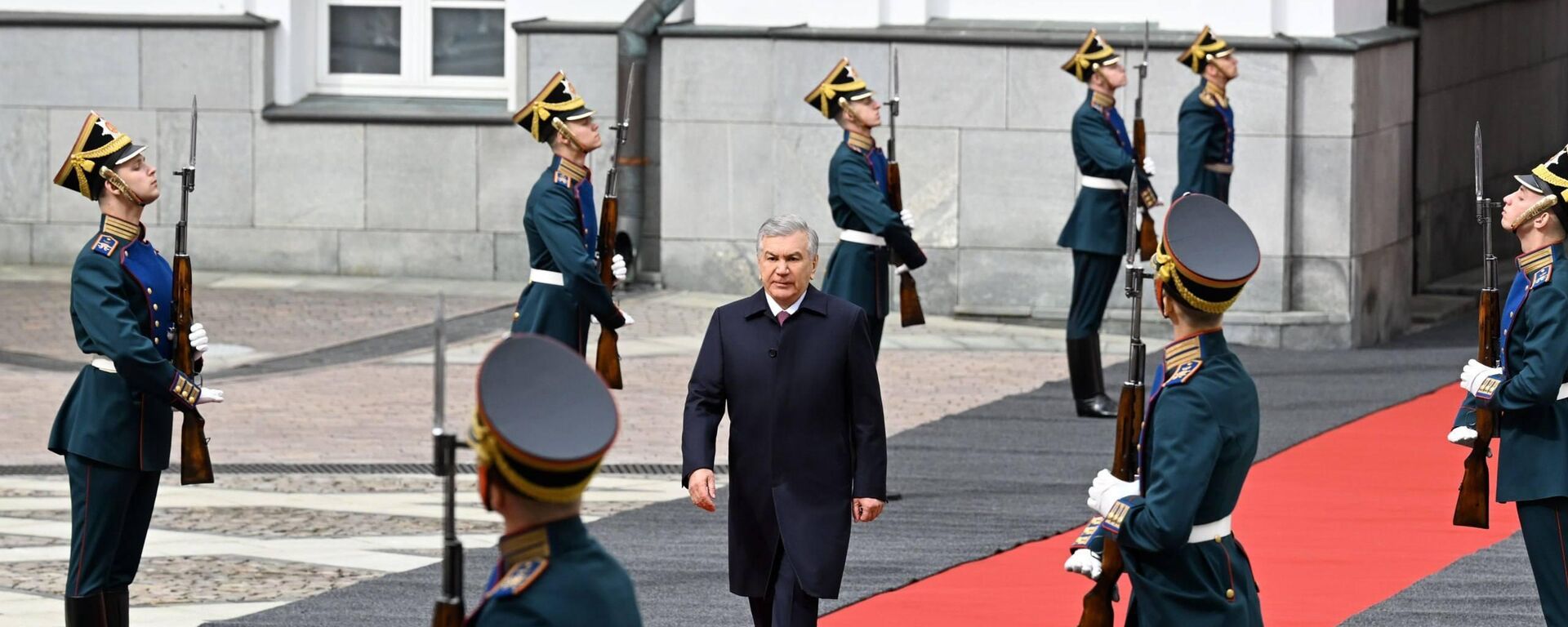 Shavkat Mirziyoyev prinyal uchastie v torjestvennix meropriyatiyax po sluchayu 81-y godovshini Pobedi vo Vtoroy mirovoy voyne. - Sputnik O‘zbekiston, 1920, 09.05.2026