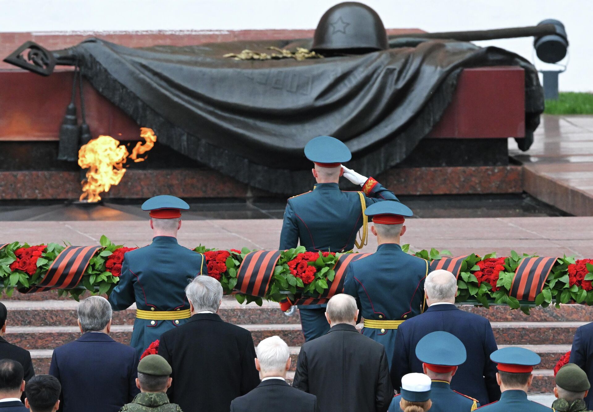 Возложение венка и цветов к Могиле Неизвестного Солдата в Москве - Sputnik Ўзбекистон, 1920, 09.05.2026