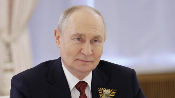 Владимир Путин дает пресс-конференцию в Кремле - Sputnik Узбекистан
