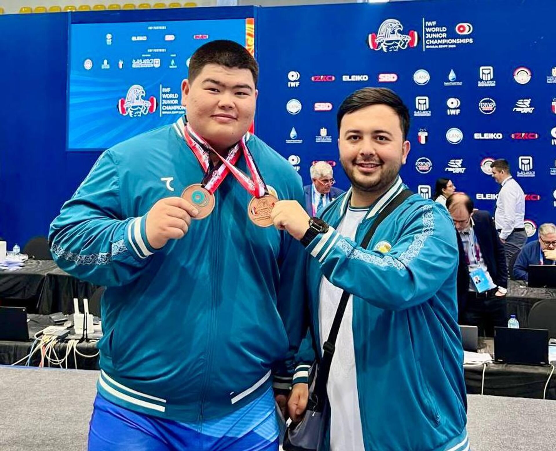 Узбекистанец Омадилло Олимов завоевал две бронзовые медали на чемпионате мира по тяжелой атлетике в Египте - Sputnik Узбекистан, 1920, 10.05.2026