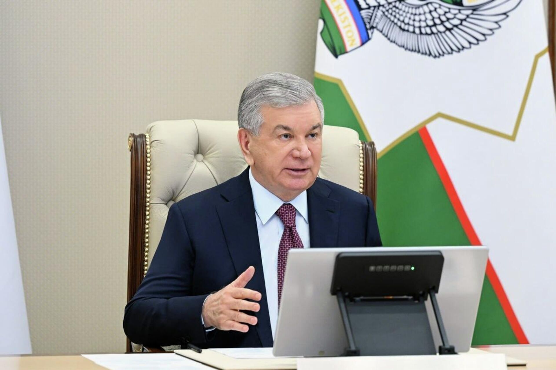 Президент ознакомился с презентацией о мерах по сокращению бюрократии в сфере государственных услуг. - Sputnik Узбекистан, 1920, 12.05.2026