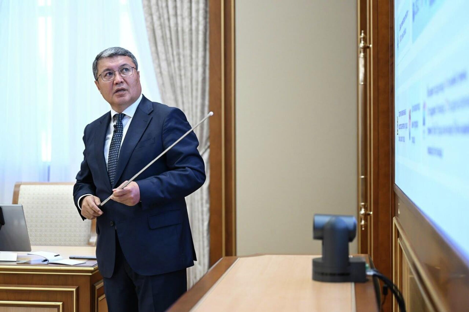 Президент ознакомился с презентацией о мерах по сокращению бюрократии в сфере государственных услуг. - Sputnik Узбекистан, 1920, 12.05.2026