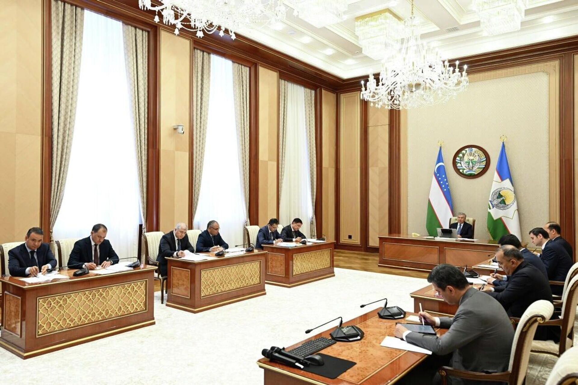 Шавкат Мирзиёев провел совещание по мерам увеличения числа интенсивных садов промышленного типа в регионах. - Sputnik Узбекистан, 1920, 15.05.2026