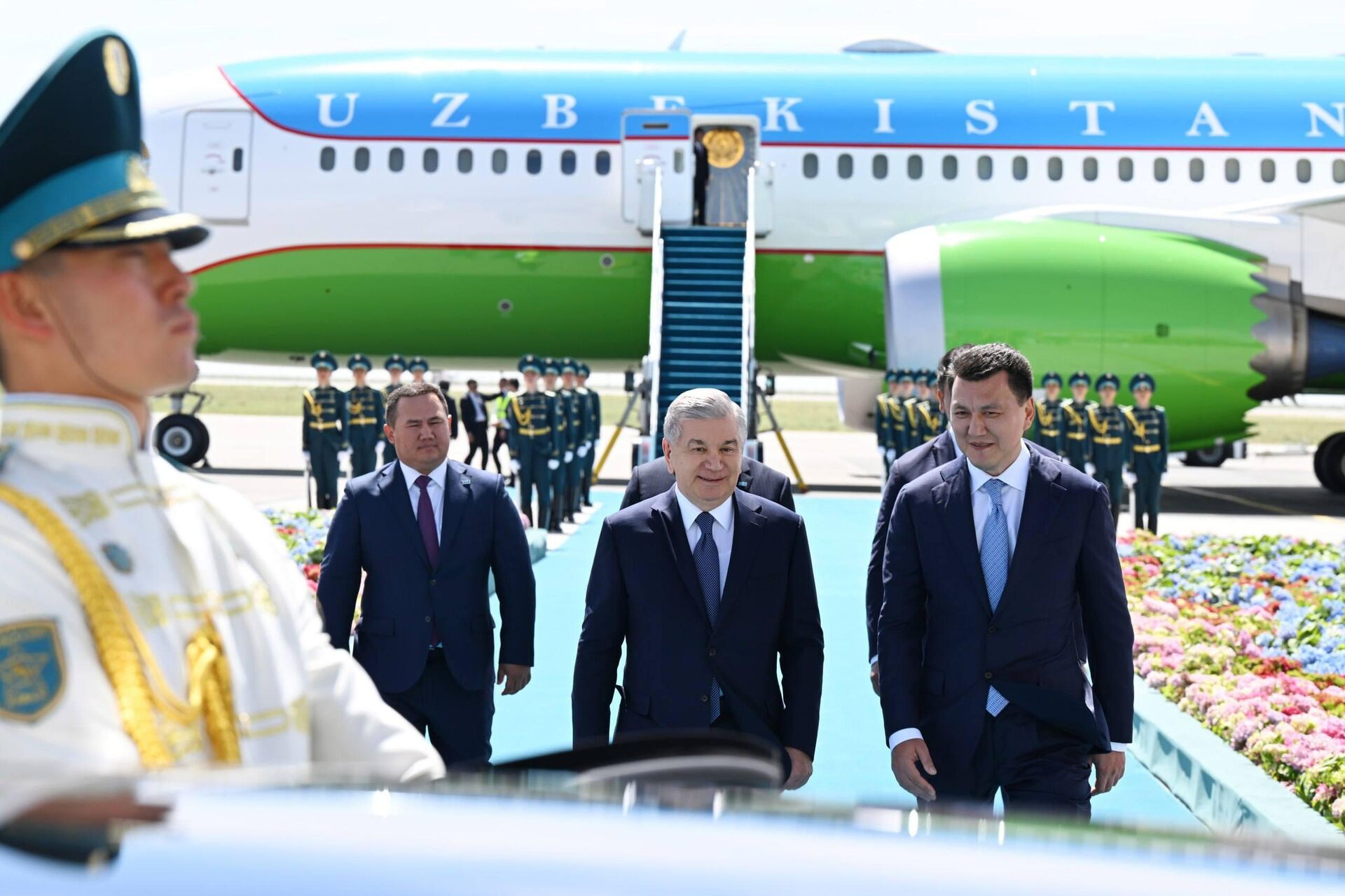 Шавкат Мирзиёев прибыл с рабочим визитом в город Туркестан - Sputnik Узбекистан, 1920, 15.05.2026
