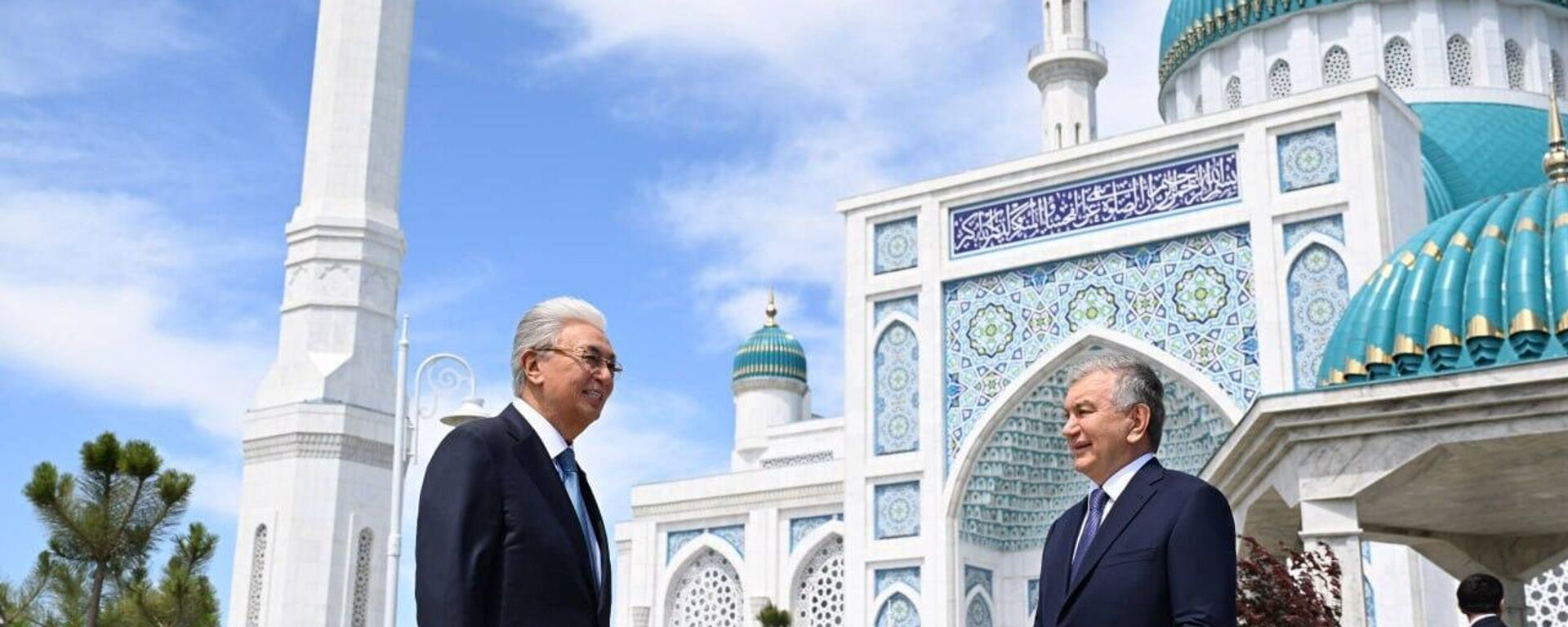 Shavkat Mirziyoyev vmeste s Kasim-Jomartom Tokayevim posetil vozvedennuyu uzbekskoy storonoy mechet v gorode Turkestane. - Sputnik O‘zbekiston, 1920, 15.05.2026