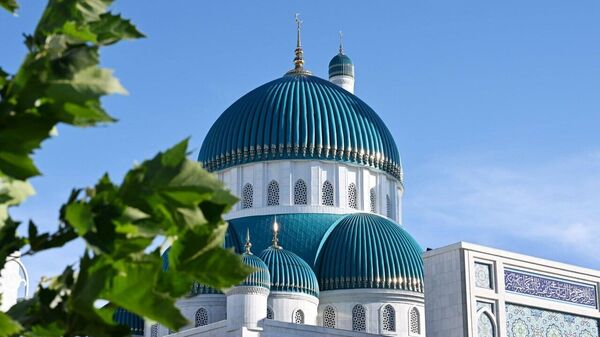 Шавкат Мирзиёев вместе с Касым-Жомартом Токаевым посетил возведенную узбекской стороной мечеть в городе Туркестане. - Sputnik Узбекистан