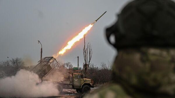 Боевая работа артиллерийской батареи в зоне СВО. Архивное фото - Sputnik Узбекистан