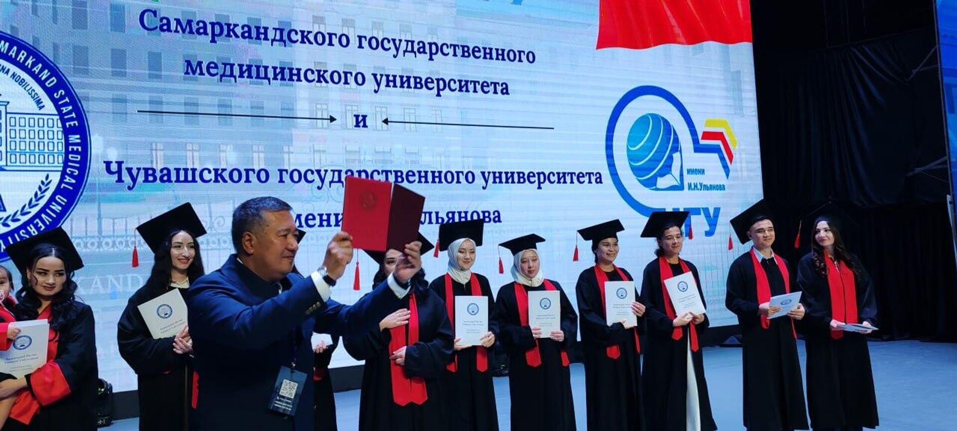 В Самарканде выпускникам медвуза вручили дипломы университетов России и Беларуси - Sputnik Узбекистан, 1920, 15.05.2026