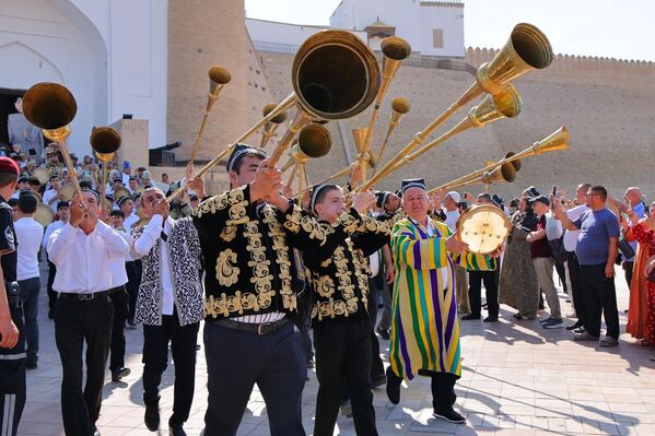 Buxoroda III Xalqaro zargarlik va zarduzlik festivali - Sputnik O‘zbekiston