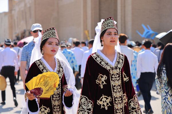 Buxoroda III Xalqaro zargarlik va zarduzlik festivali - Sputnik O‘zbekiston