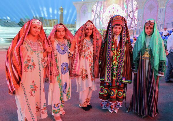 III Международный фестиваль золотошвейного и ювелирного искусства в Бухаре. - Sputnik Узбекистан