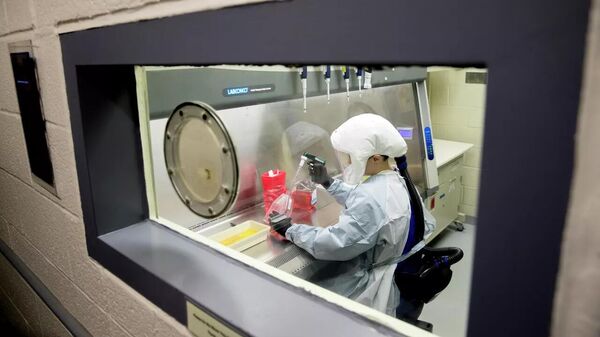 Сотрудник лаборатории в Медицинском НИИ инфекционных заболеваний армии США на базе Форт-Детрик. - Sputnik Узбекистан