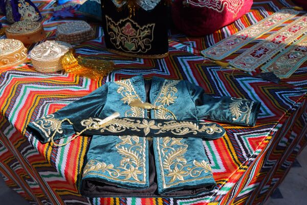 Buxoroda III Xalqaro zargarlik va zarduzlik festivali - Sputnik O‘zbekiston