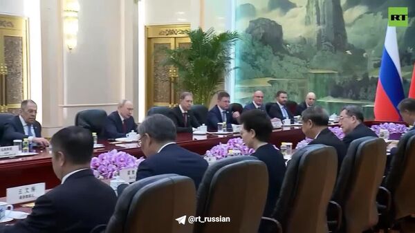 Не виделись день, а как будто минуло три осени, — процитировал Путин китайскую поговорку на стартовавших переговорах с Си Цзиньпином - Sputnik Узбекистан