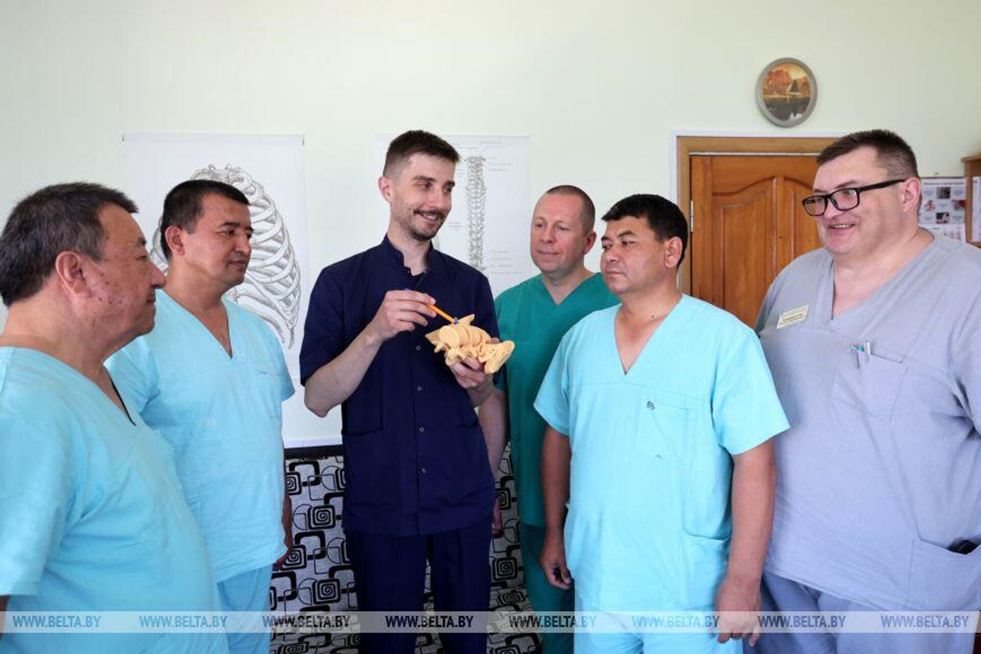 Витебские хирурги делятся новейшими технологиями проведения операций на позвоночнике с коллегами из Узбекистана 
 - Sputnik Узбекистан, 1920, 20.05.2026