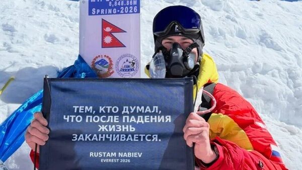 Россиянин Рустам Набиев стал первым в истории человеком, покорившим Эверест на одних руках - Sputnik Узбекистан