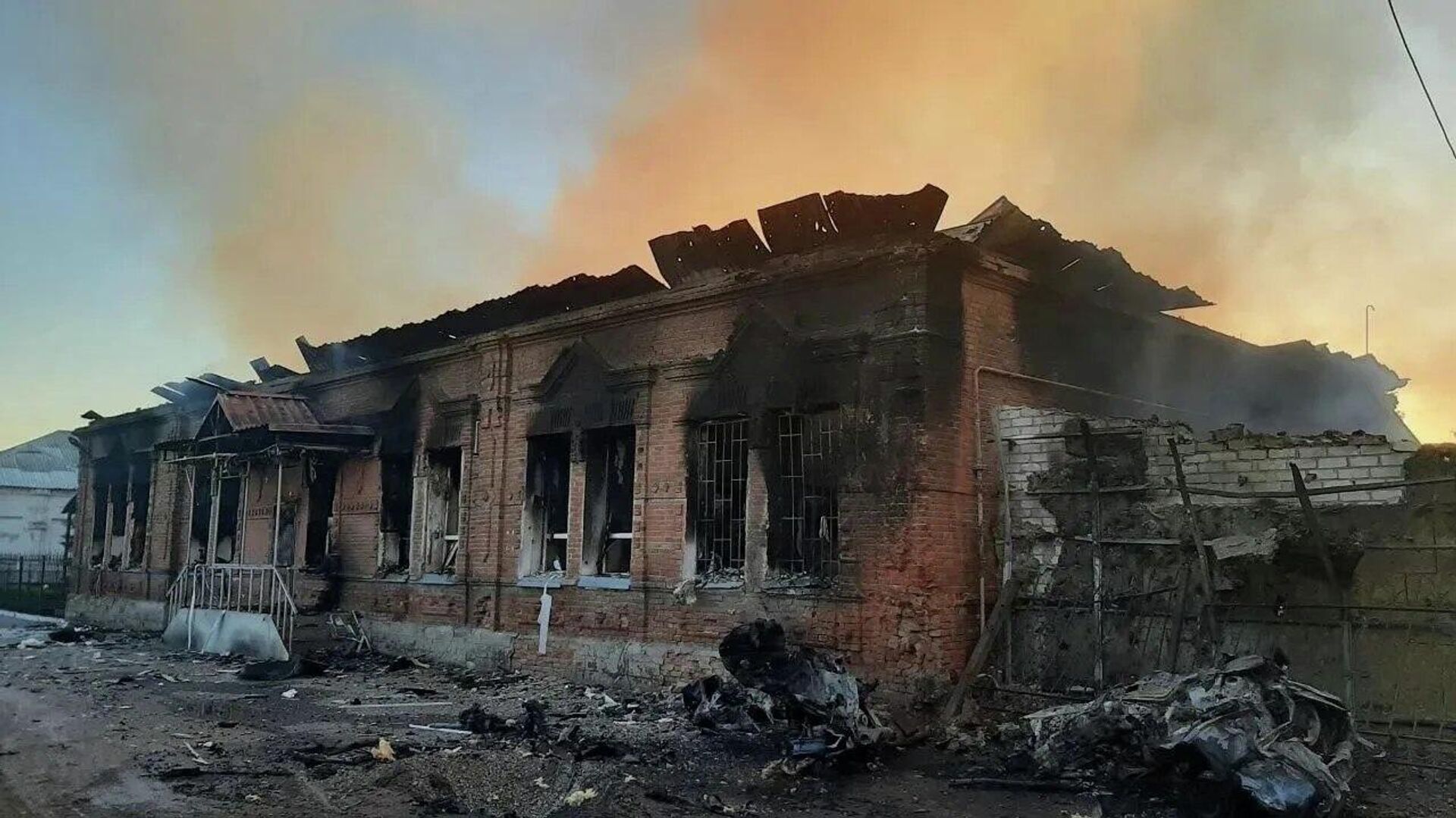 Из-за ударов ВСУ рухнула часть здания колледжа в ЛНР — в нем находились дети Из-за ударов ВСУ рухнула часть здания колледжа в ЛНР — в нем находились дети - Sputnik Узбекистан, 1920, 22.05.2026