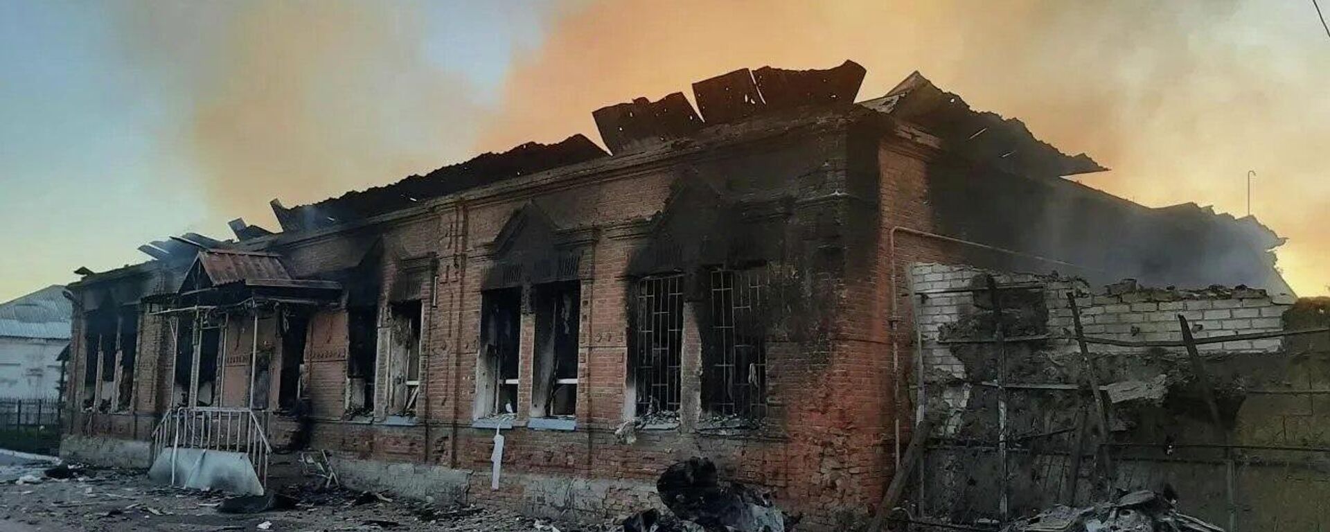 Из-за ударов ВСУ рухнула часть здания колледжа в ЛНР — в нем находились дети - Sputnik Узбекистан, 1920, 22.05.2026