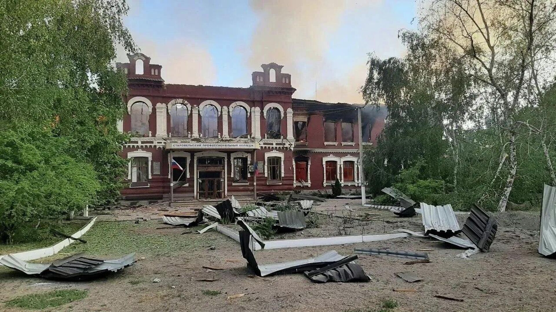 Из-за ударов ВСУ рухнула часть здания колледжа в ЛНР — в нем находились дети Из-за ударов ВСУ рухнула часть здания колледжа в ЛНР — в нем находились дети - Sputnik Узбекистан, 1920, 22.05.2026