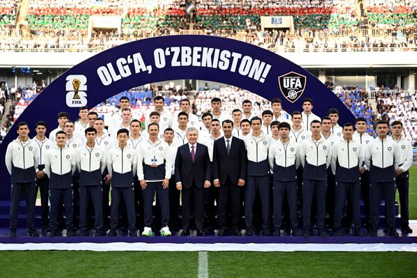 Shavkat Mirziyoyev milliy terma jamoani JChga kuzatish marosimida - Sputnik O‘zbekiston
