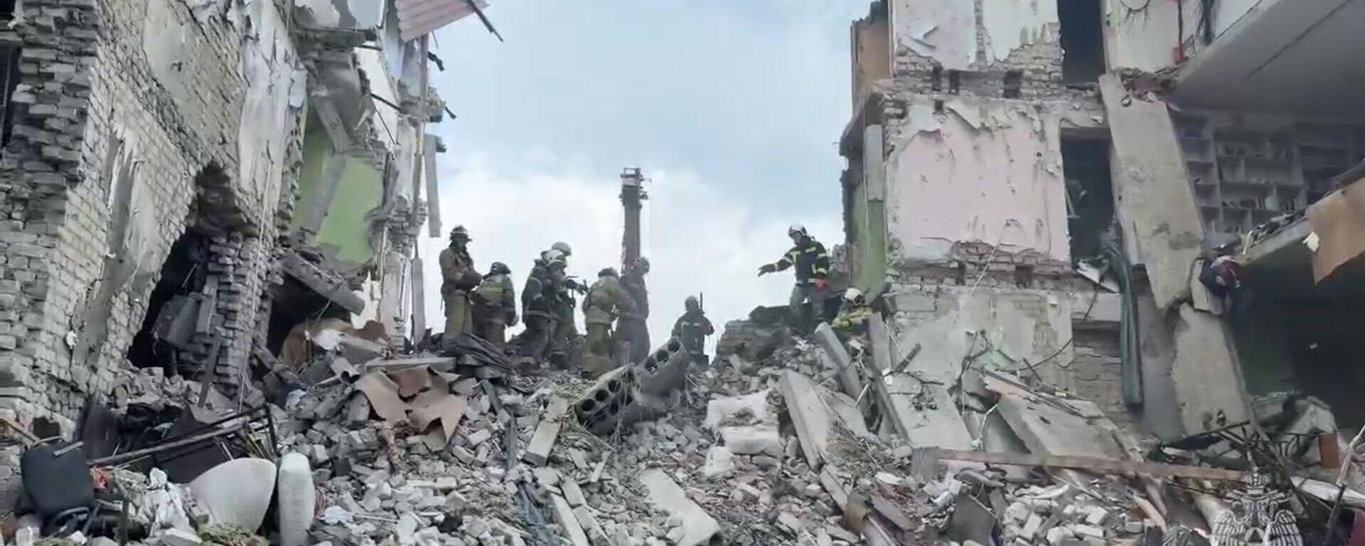 На месте трагедии в Старобельске опродолжается разбор завалов, в регионе объявлен режим ЧП - Sputnik Ўзбекистон, 1920, 23.05.2026