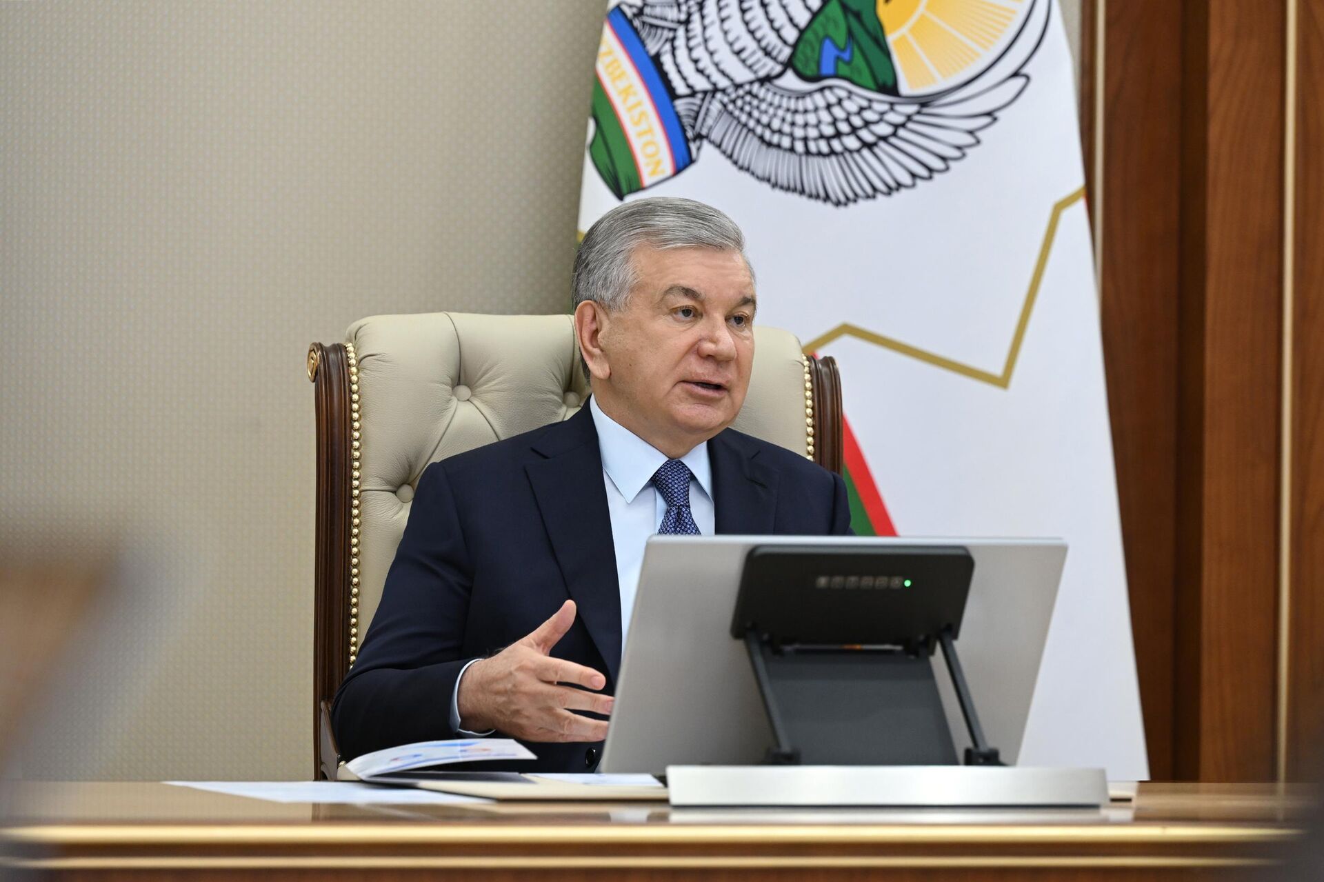 Президент Шавкат Мирзиёев ознакомился с презентацией предложений по совершенствованию системы подготовки научных кадров и повышению эффективности научной деятельности Президент Шавкат Мирзиёев ознакомился с презентацией предложений по совершенствованию системы подготовки научных кадров и повышению эффективности научной деятельности - Sputnik Узбекистан, 1920, 26.05.2026