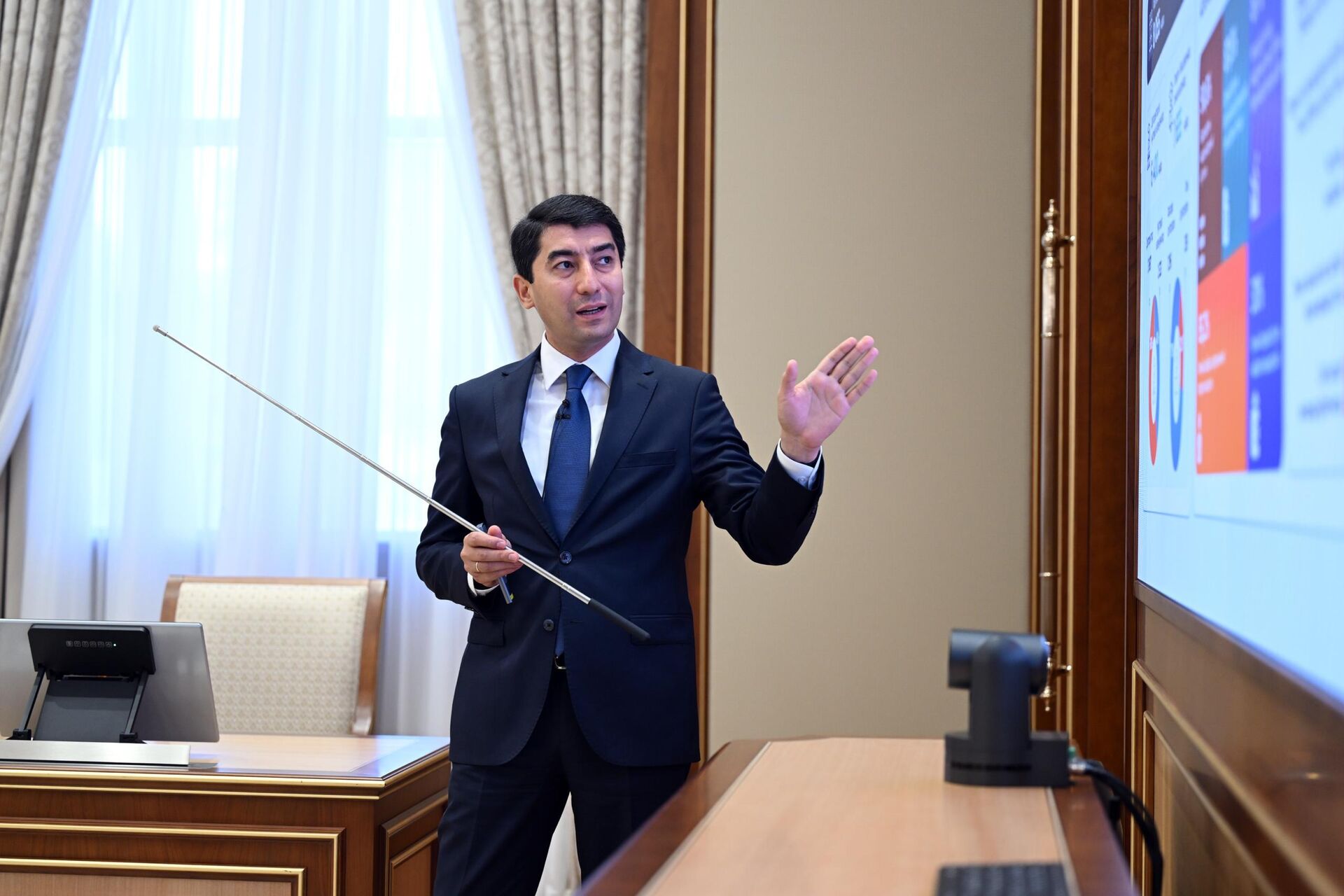 Президент Шавкат Мирзиёев ознакомился с презентацией предложений по совершенствованию системы подготовки научных кадров и повышению эффективности научной деятельности Президент Шавкат Мирзиёев ознакомился с презентацией предложений по совершенствованию системы подготовки научных кадров и повышению эффективности научной деятельности - Sputnik Узбекистан, 1920, 26.05.2026