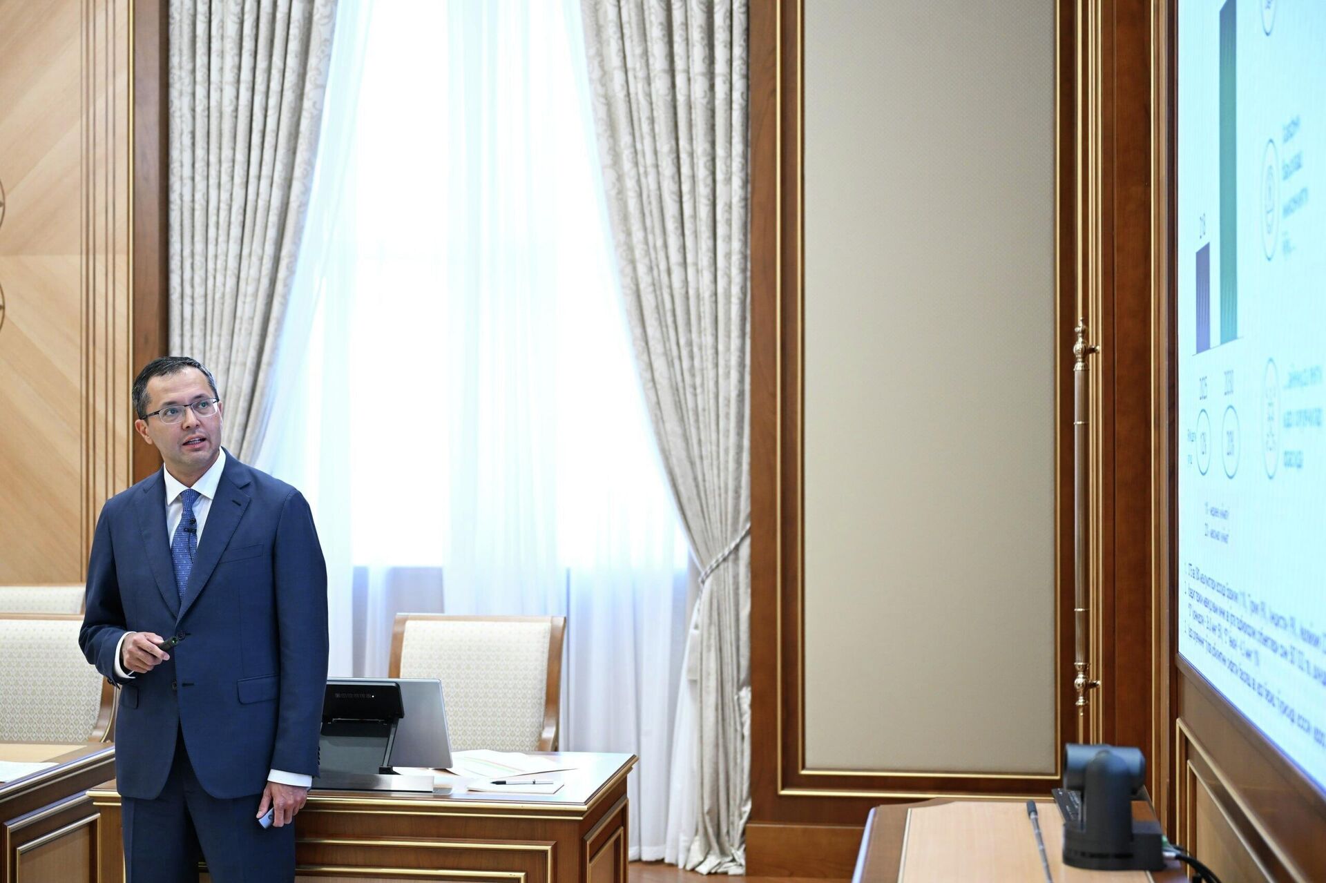 Шавкат Мирзиёев ознакомился с презентацией предложений по расширению финансовой поддержки малого и среднего бизнеса и повышению доступности финансовых услуг Шавкат Мирзиёев ознакомился с презентацией предложений по расширению финансовой поддержки малого и среднего бизнеса и повышению доступности финансовых услуг - Sputnik Узбекистан, 1920, 26.05.2026