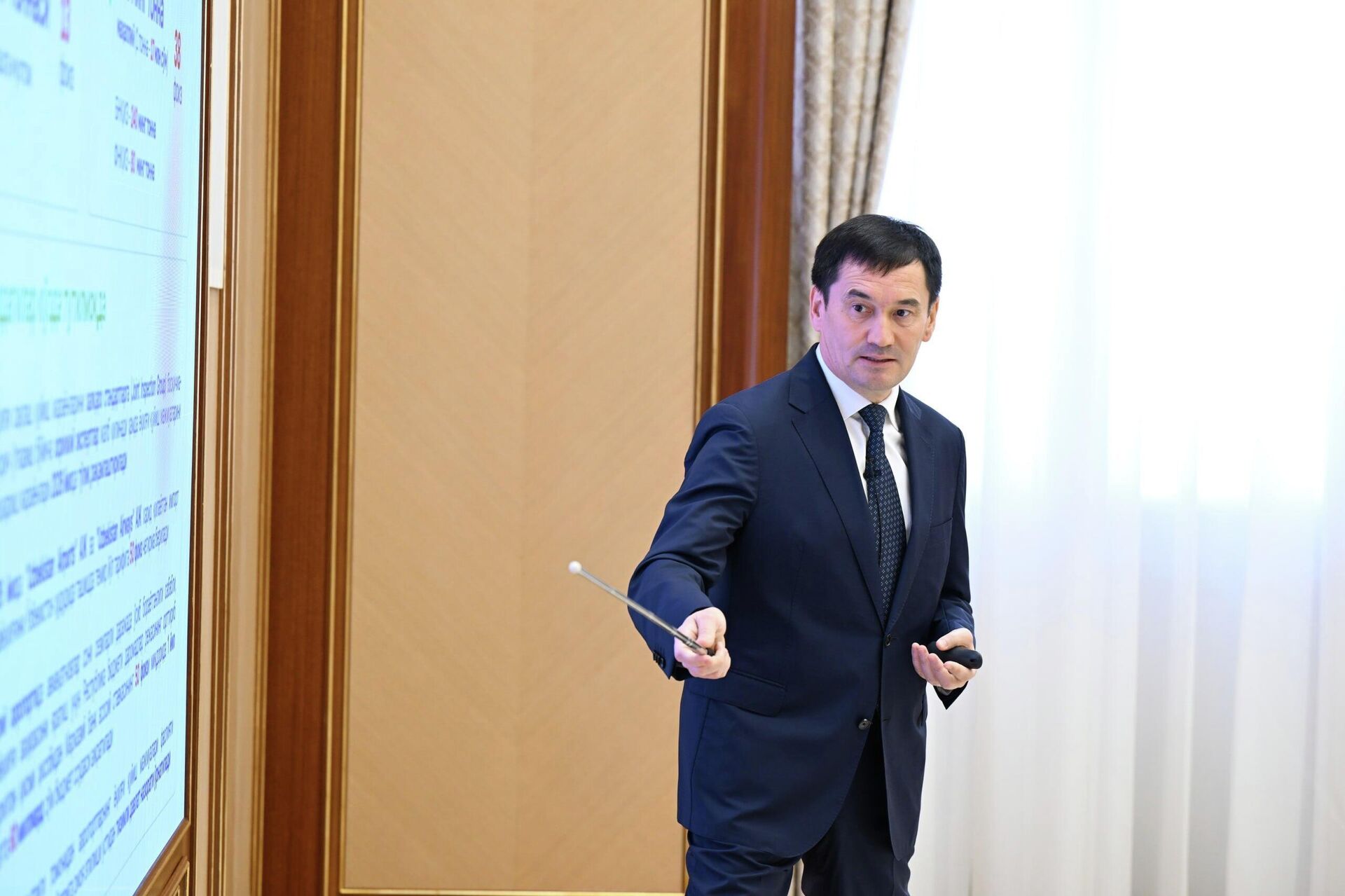 Президент ознакомился с презентацией по развитию транспортной инфраструктуры.
 - Sputnik Узбекистан, 1920, 27.05.2026