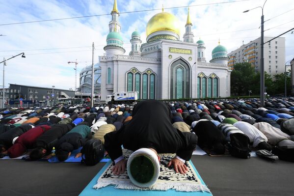 Moskva jome masjidida Qurbon hayiti namozi - Sputnik O‘zbekiston