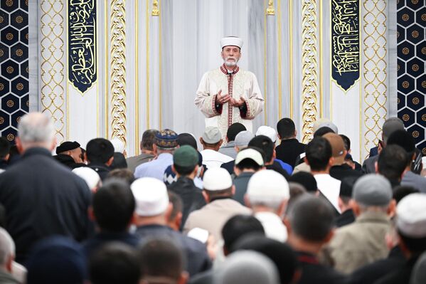 Qrim musulmonlari muftiysi Emirali Ablayev Simferopol jome masjidida - Sputnik O‘zbekiston