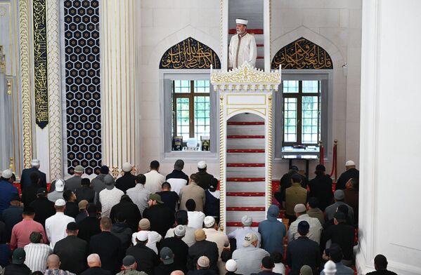 Qrim musulmonlari muftiysi Emirali Ablayev Simferopol jome masjidida - Sputnik O‘zbekiston