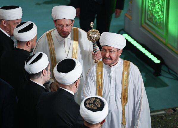 Rossiya muftiysi shayx Ravil G‘aynutdin Moskva jome masjidida hayit namozi vaqtida - Sputnik O‘zbekiston