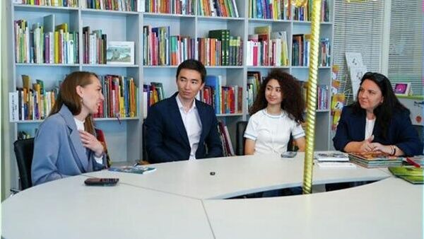 Стенд Узбекистана впервые представили на Санкт-Петербургском международном книжном салоне - Sputnik Узбекистан