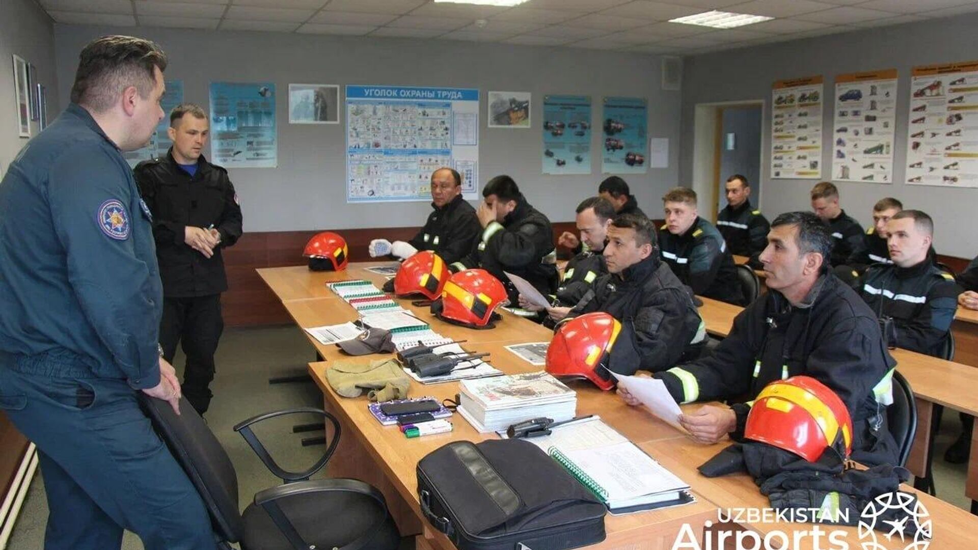 Представители пожарно-спасательных служб аэропортов Узбекистана прошли обучение в Беларуси Представители пожарно-спасательных служб аэропортов Узбекистана прошли обучение в Беларуси - Sputnik Узбекистан, 1920, 01.06.2026